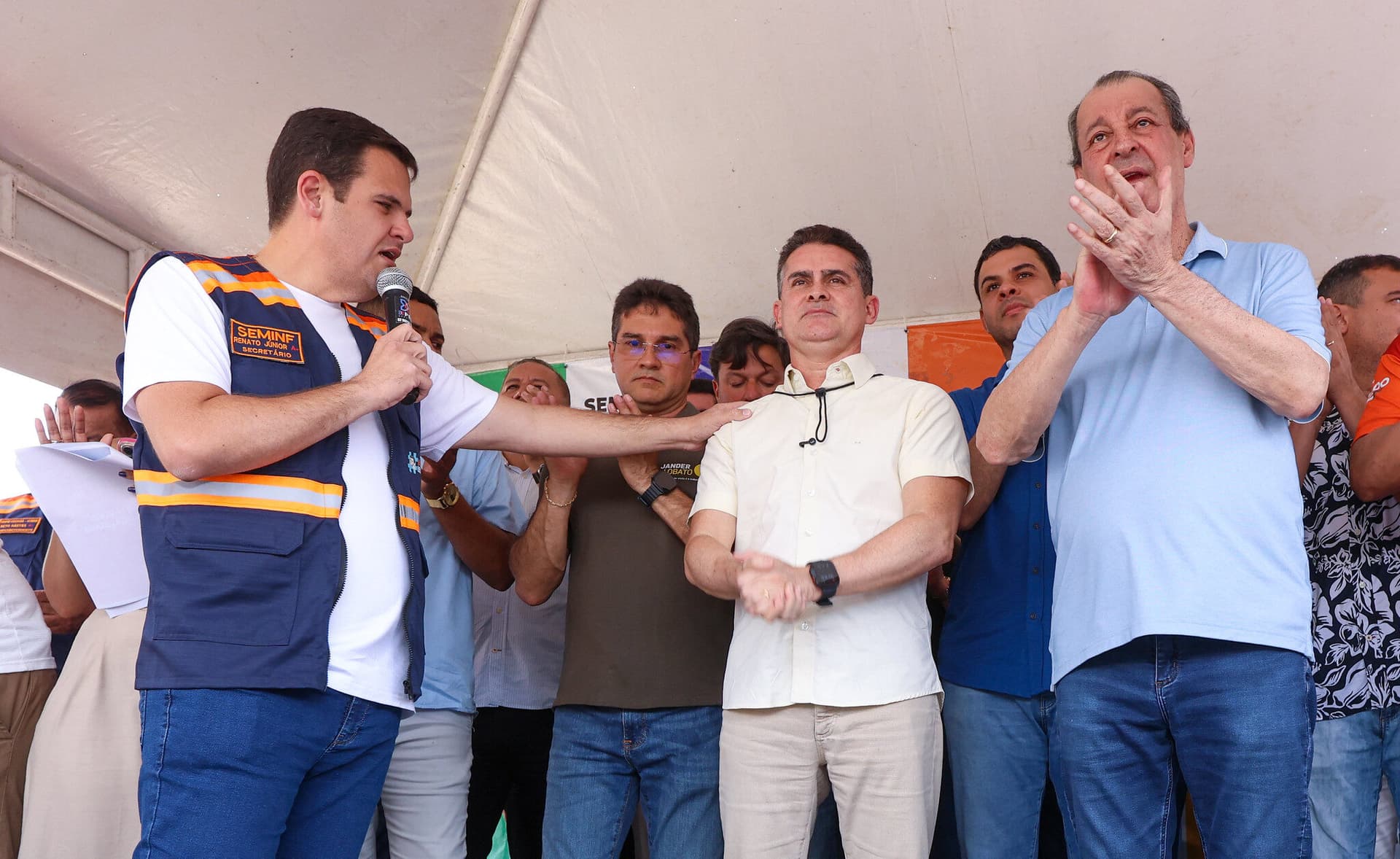 Em palanque com Omar e David, Renato Jr rebate críticas: “Podem apelidar! Vamos pra porrada!”