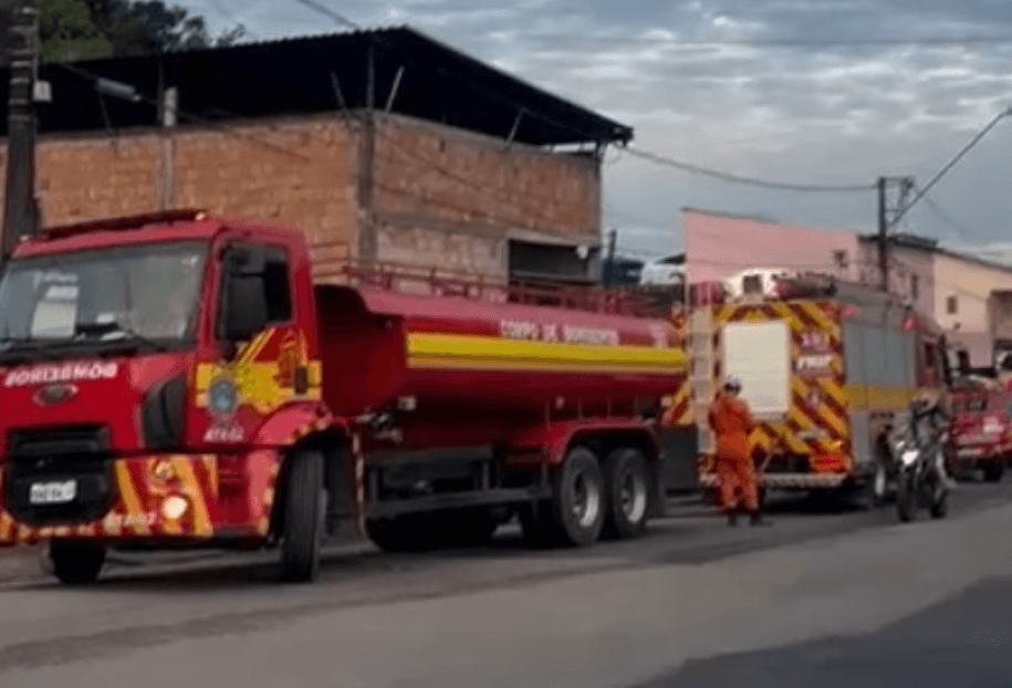 Galpão de loja de roupas é destruído durante incêndio em Manaus