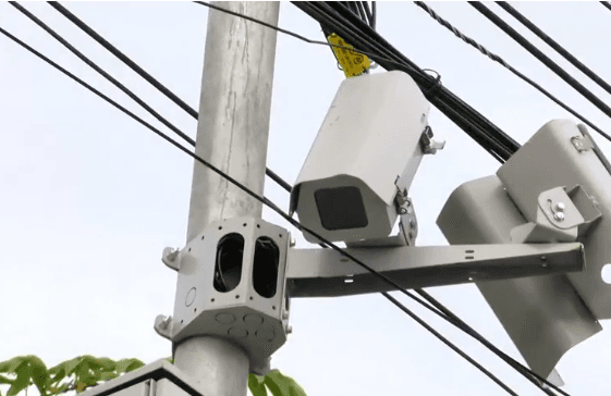 Câmeras de radares são danificadas e outra é arrancada de avenida em Manaus