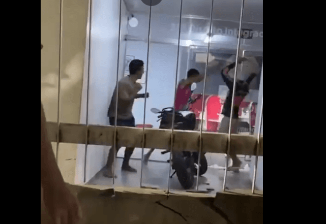 VÍDEO: Confusão termina em pancadaria em delegacia de Manaus