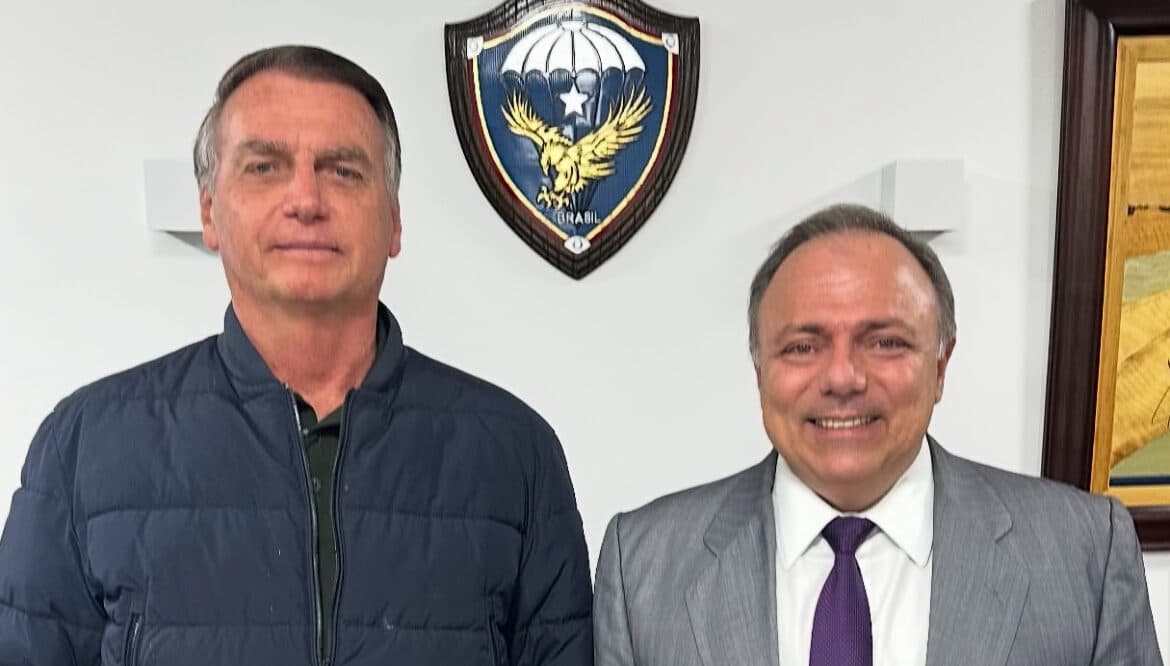Pazuello sai em defesa de ex-presidente com hashtag: “Deixem Bolsonaro em paz!”