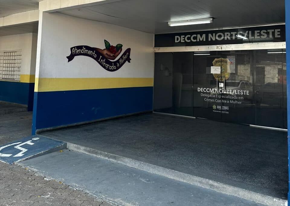 Homem é levado à delegacia por motorista de APP após agredir ex dentro de carro em Manaus