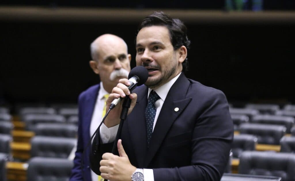 PEC que permite acúmulo de cargos remunerados para professores segue para o Senado