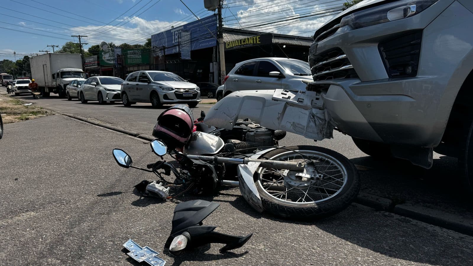 Motociclista fica ferido em colisão com picape no Alvorada, em Manaus
