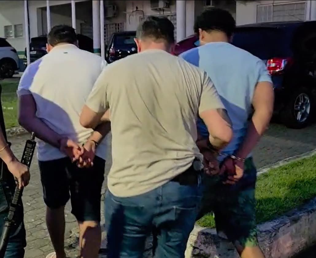 Dupla é presa com arma semiautomática ao fazer ‘delivery de drogas’ em Manaus