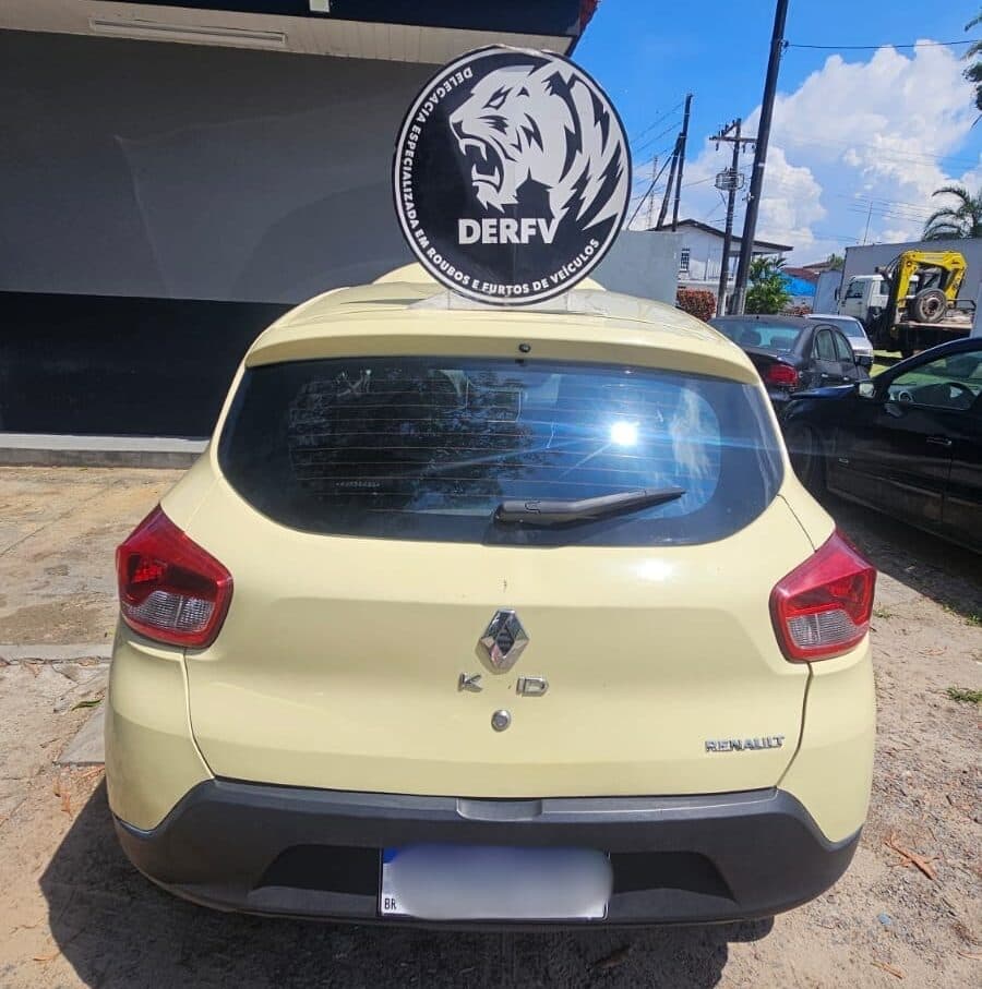 Mulher é presa ao ser flagrada em carro com placa adulterada em oficina de Manaus