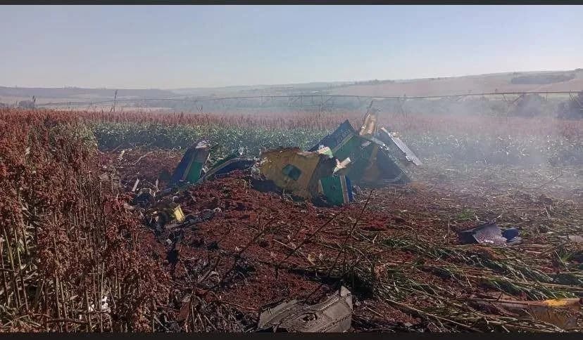 Avião da Força Aérea Brasileira cai durante treinamento e piloto se ejeta antes do impacto