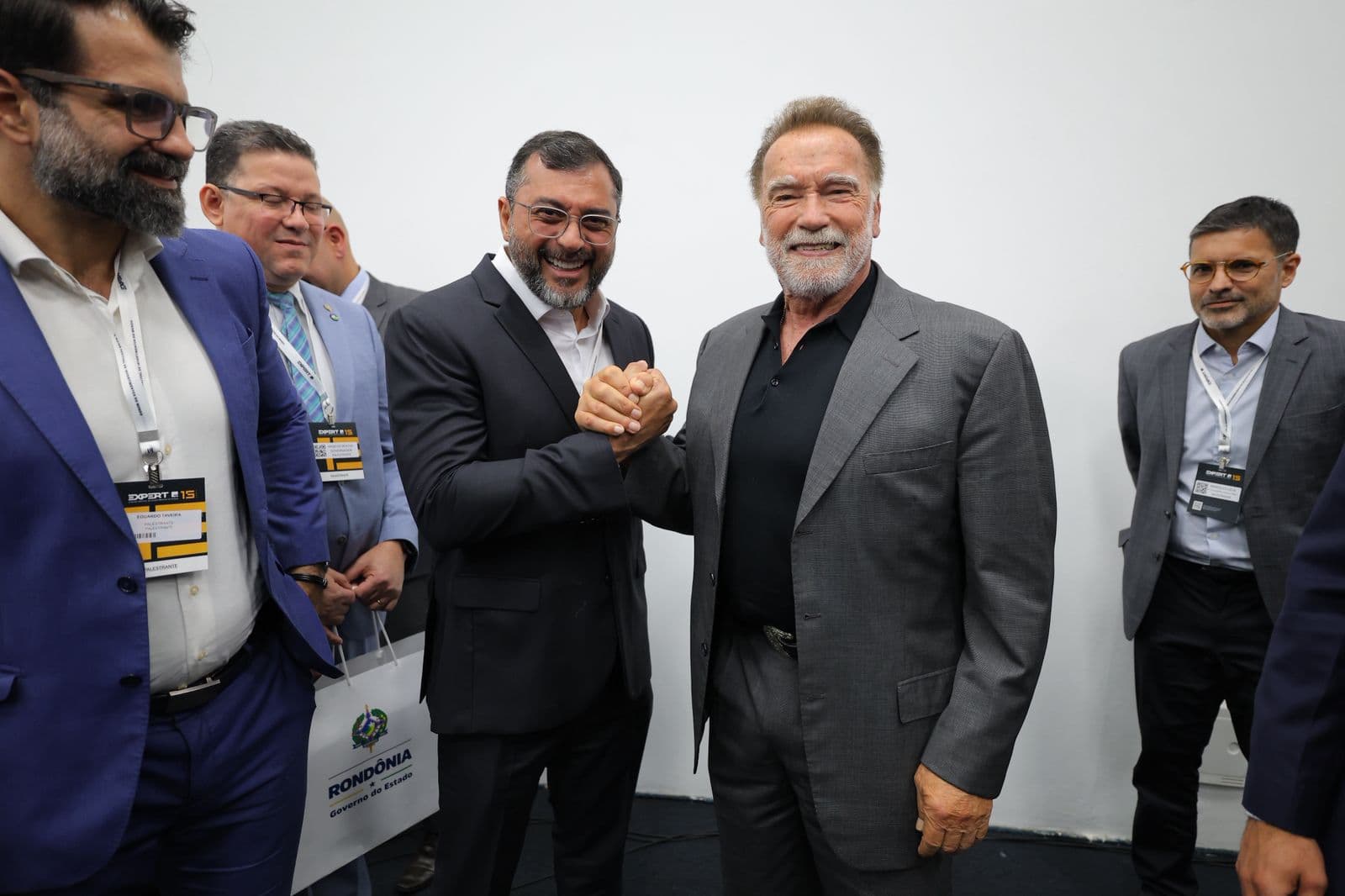 Ao lado de Arnold Schwarzenegger, Wilson Lima defende protagonismo do Amazonas na agenda ambiental global em evento