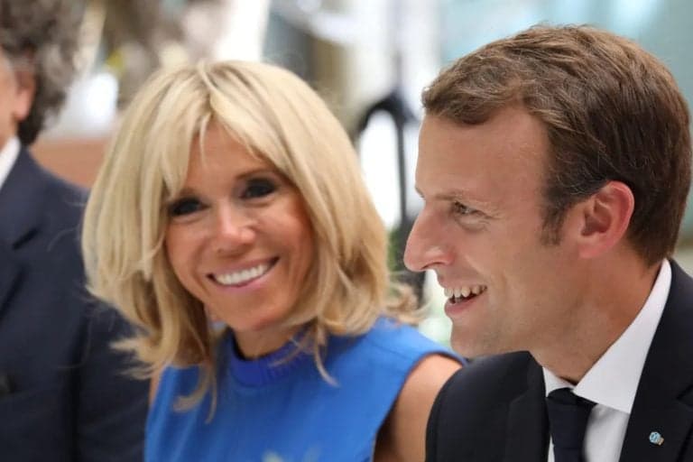 Macron processa influenciadora por dizer que primeira-dama francesa “nasceu homem”
