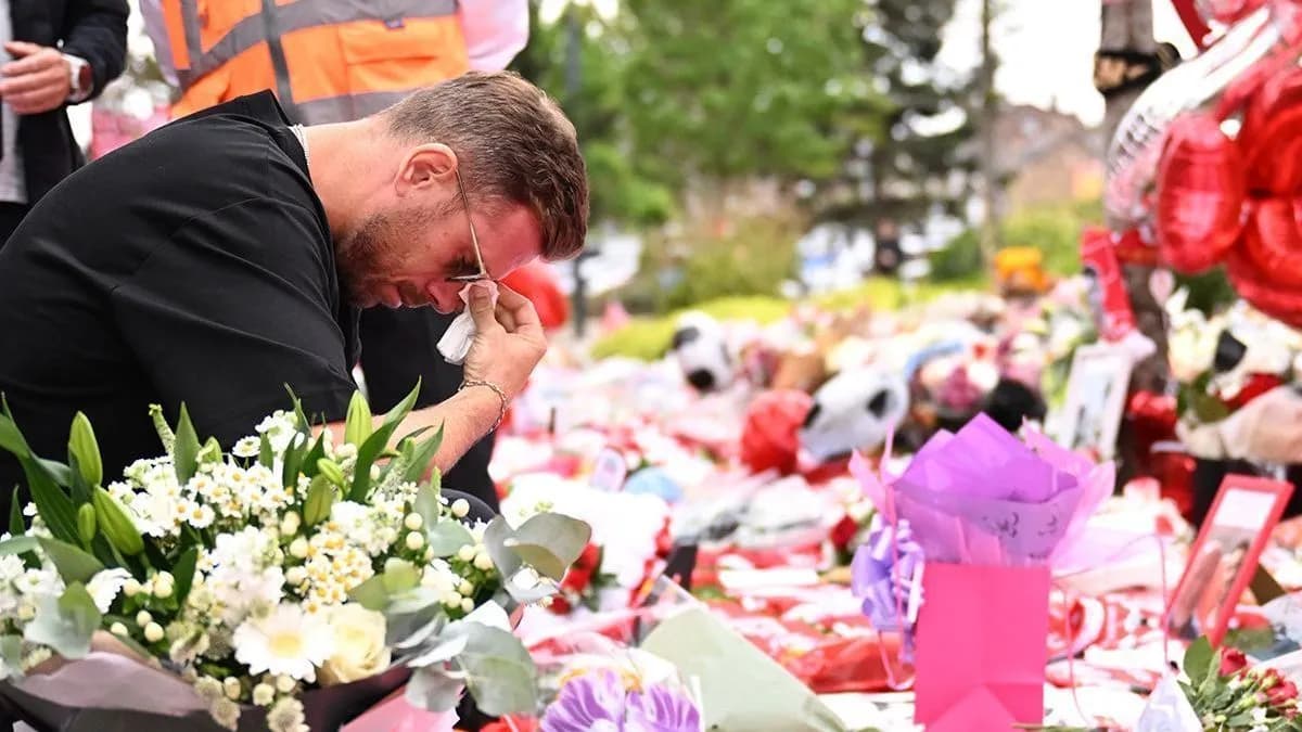 Ex-capitão do Liverpool visita memorial criado por torcedores a Diogo Jota no estádio Anfield