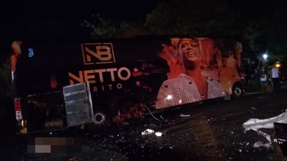 VÍDEO: Acidente entre ônibus do cantor Netto Brito e carro deixa 3 mortos em rodovia da Bahia