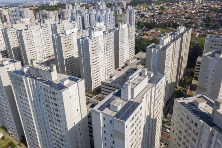 Preços de imóveis sobem 17% em 12 meses, mas alta mensal desacelera