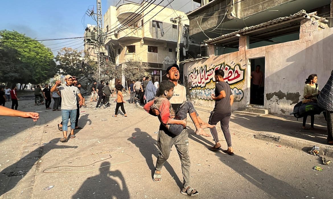 Israel inicia ataques terrestre em Gaza: “Está em chamas”; veja vídeo