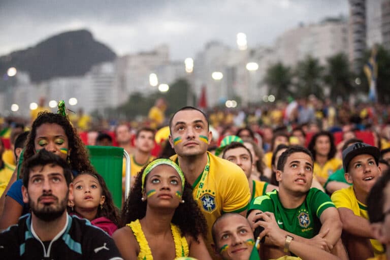 Pesquisa global revela que 62% dos brasileiros acreditam que o país segue na direção errada