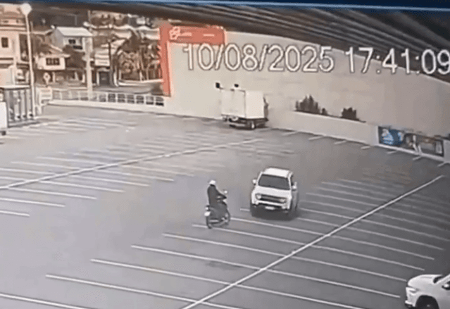 VÍDEO: Carro capota ao tentar desviar de moto em estacionamento de supermercado em SC