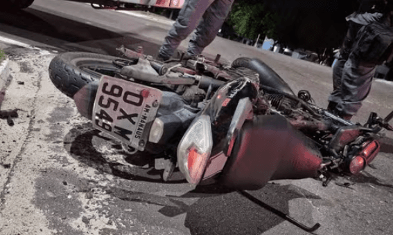 Motociclista morre após bater em micro-ônibus em Manaus; vídeo