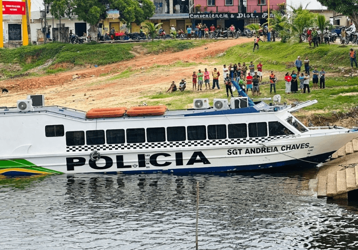 Delegacia de Uarini é interditada por manter 45 homens presos em espaço para 8; uma mulher estava presa na cozinha