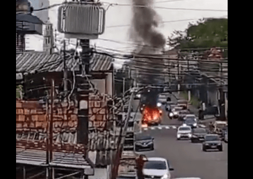 VÍDEO: Carro pega fogo no meio da rua em Manaus; vídeo