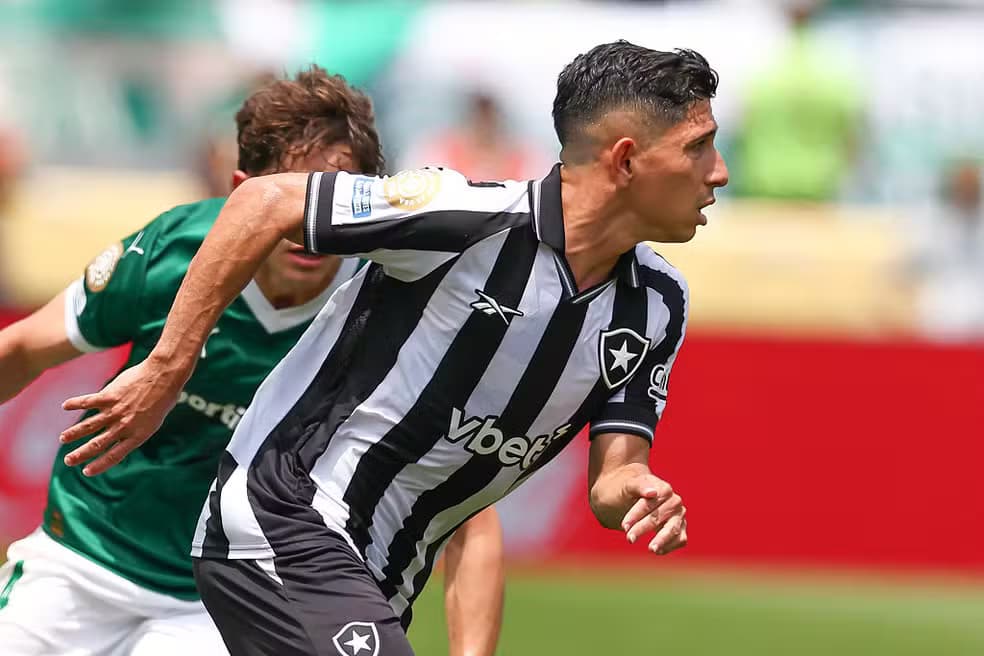Savarino recusa propostas e opta por permanecer no Botafogo