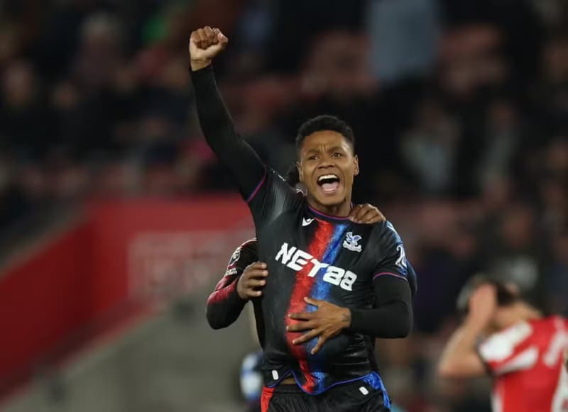 Vasco encaminha acerto por Matheus França, do Crystal Palace