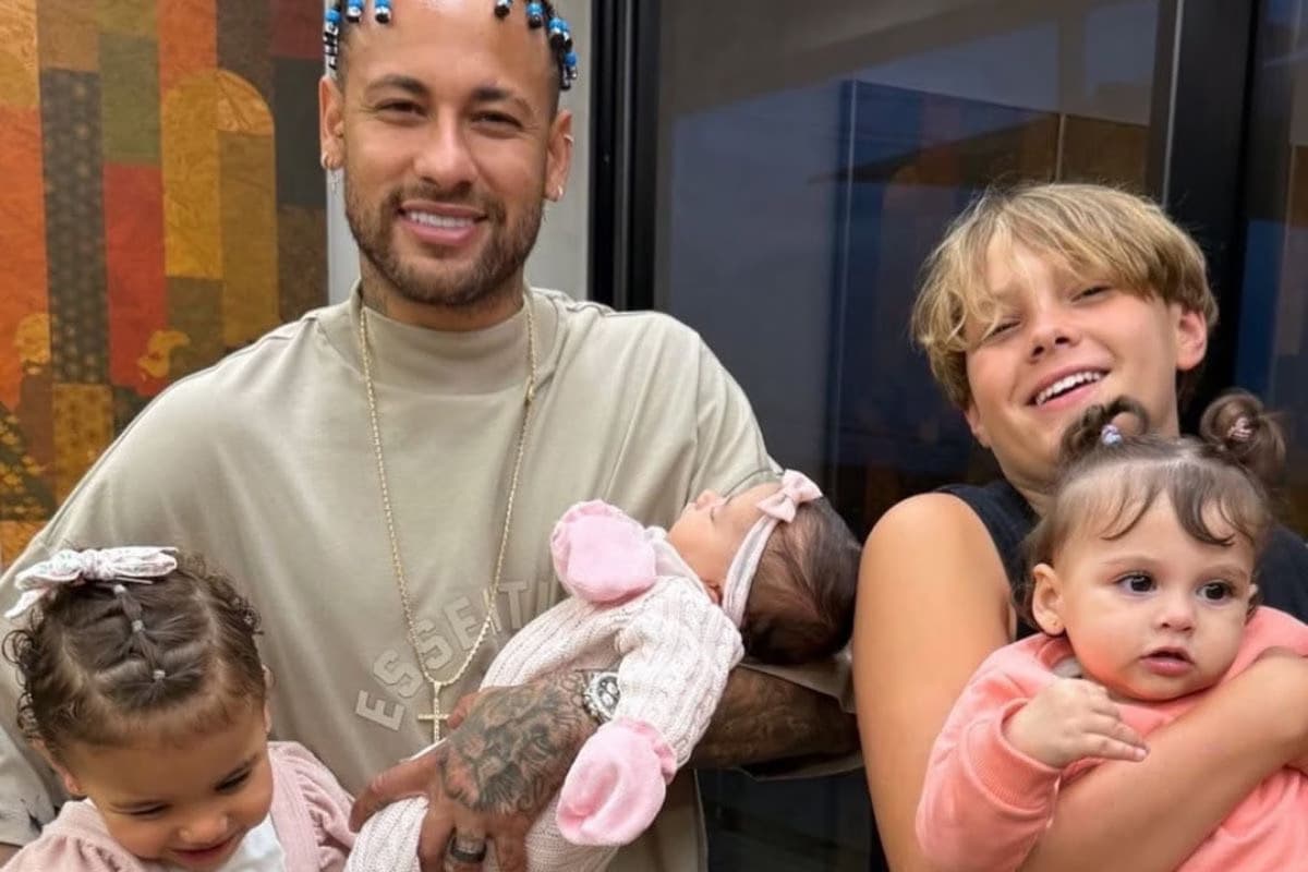 Neymar aparece em foto rara ao lado dos 4 filhos em homenagem no dia dos pais