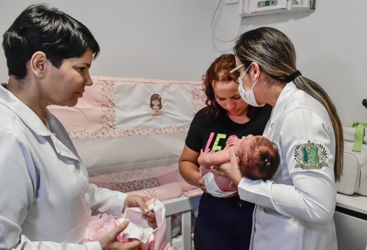 Gêmeas siamesas separadas por cirurgia recebem acompanhamento domiciliar em Manaus