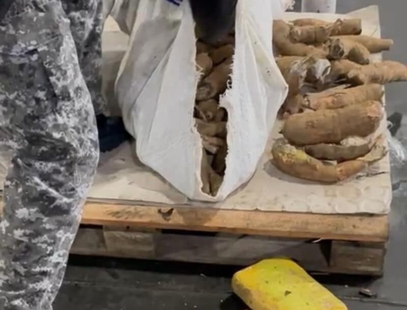 Polícia apreende droga escondida dentro de sacos com macaxeira em Coari