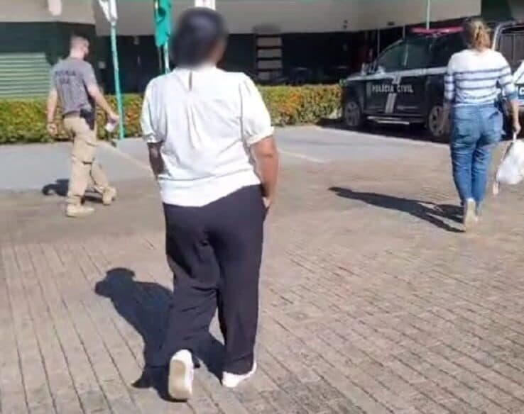 Mãe é presa suspeita de espancar própria filha de 16 anos em Manacapuru