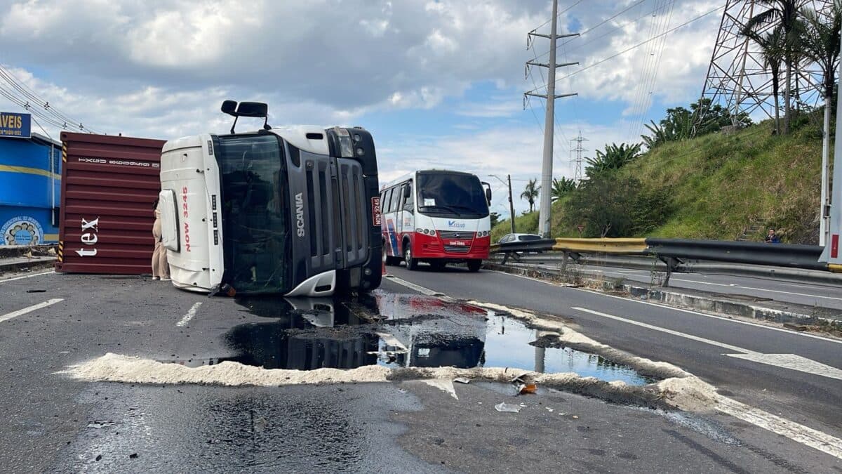VÍDEO: Carreta perde controle e tomba na avenida das Torres, em Manaus