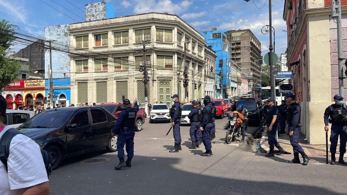 Operação de reordenamento causa confusão no Centro de Manaus; vídeo
