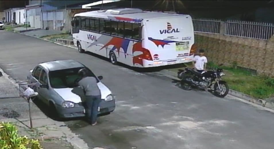 VÍDEO: Dupla furta bateria de carro estacionado em rua na Cidade Nova