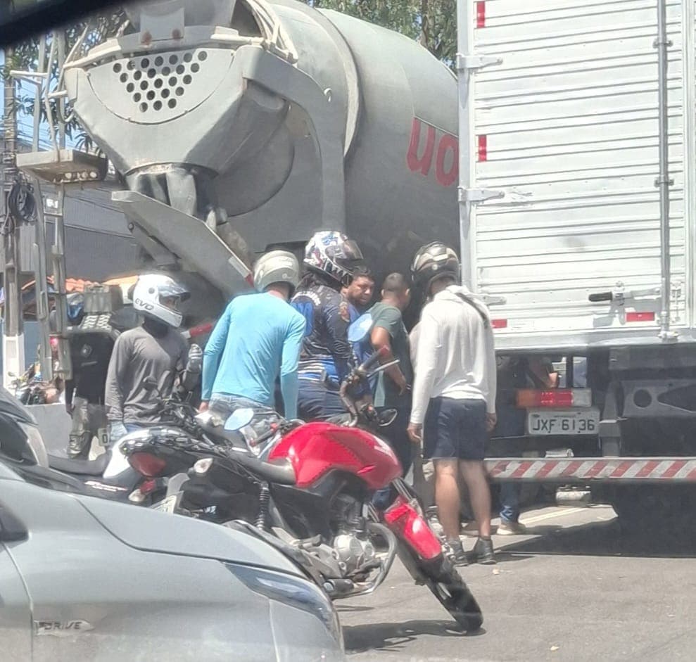 Motociclista fica preso entre caminhões em grave acidente em Manaus; vídeo