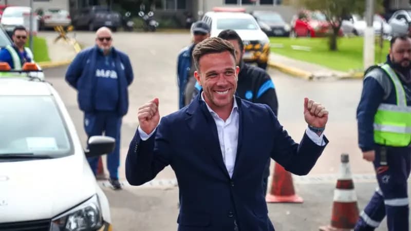 Grêmio oficializa a contratação por empréstimo do volante Arthur