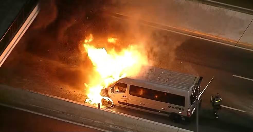 VÍDEO: Van pega fogo e explode em avenida da zona Norte de São Paulo