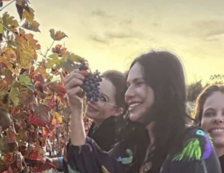 Discreta, Sandy aparece em festa da sogra e é vista colhendo uvas em vinhedo