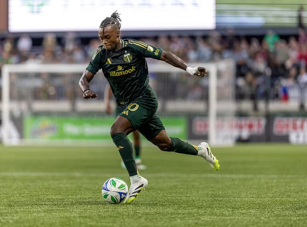 Santiago Moreno chega ao Rio para assinar com o Fluminense