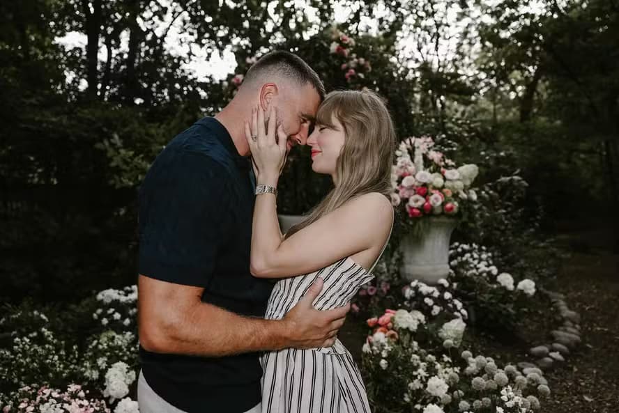 Taylor Swift anuncia noivado com jogador de futebol americano, Travis Kelce; veja fotos do momento