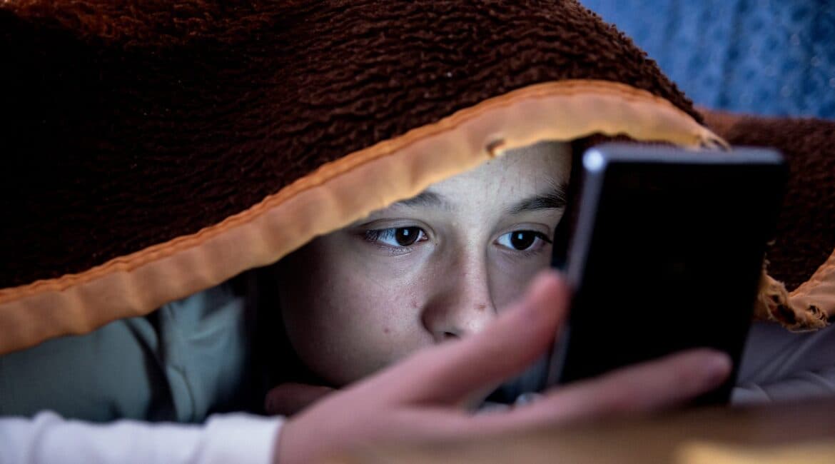 Aprenda a monitorar o tempo de tela dos seus filhos no celular
