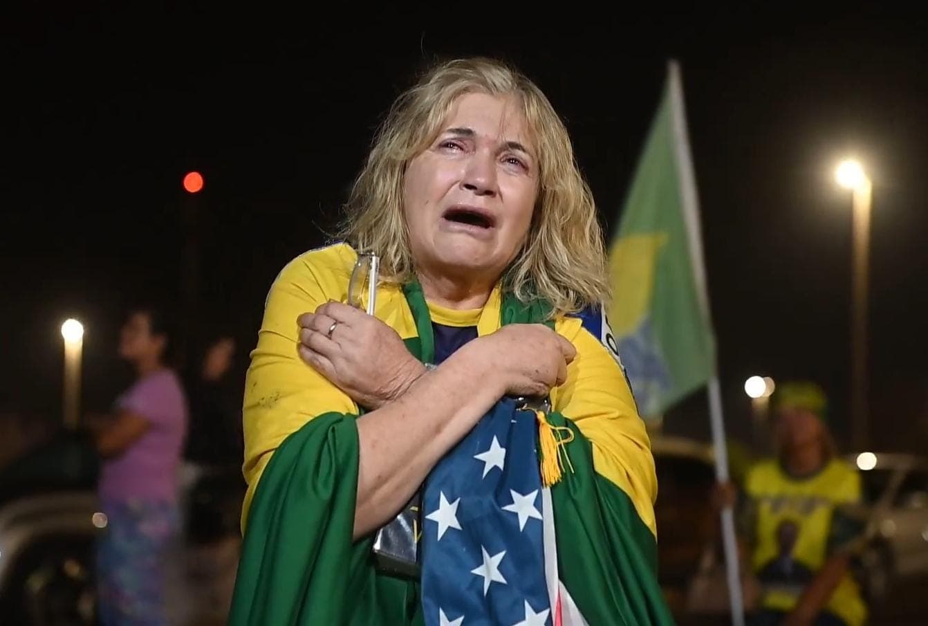 VÍDEO: Após condenação de Bolsonaro, apoiadores fazem vigília em frente ao condomínio do ex-presidente