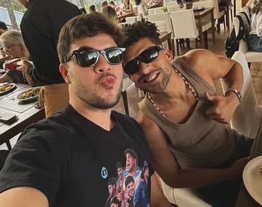 Álvaro Xaro é flagrado aos beijos com ator de ‘Vale Tudo’ e declara: “Acordei tremendo”