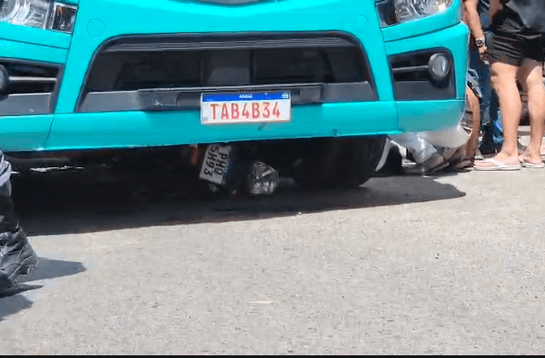 Mulher agoniza até a morte ao ser esmagada por carreta em Manaus; vídeo