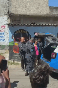 Corpo de criança é encontrado dentro de casa no RJ; mãe é presa