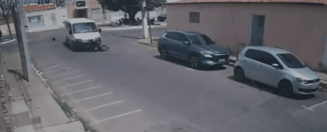 Motorista de van atropela dois homens de propósito após discussão