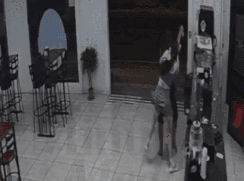 Mulher domina assaltante com golpe de jiu-jítsu e viraliza nas redes sociais