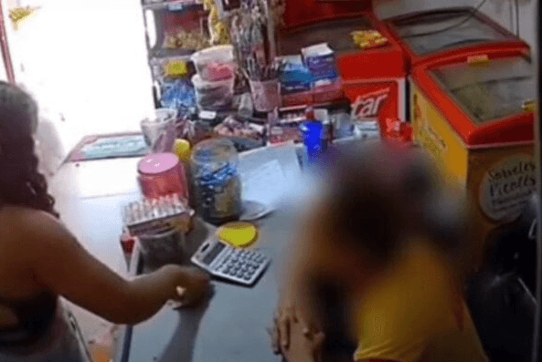 Mãe agride filho e dá chinelada em atendente dentro de mercadinho no Maranhão