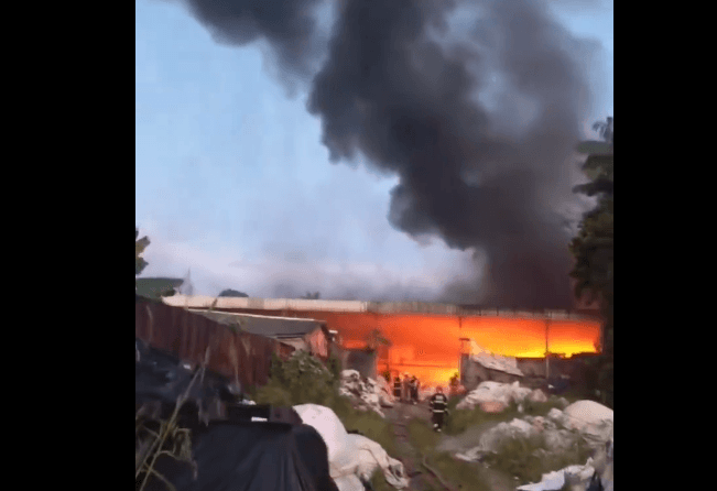 Galpão de recicláveis pega fogo e assusta moradores em Manaus; veja vídeo