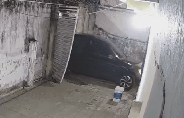 Motorista tenta atropelar assaltante que invadiu garagem, mas tem carro roubado em Manaus; vídeo