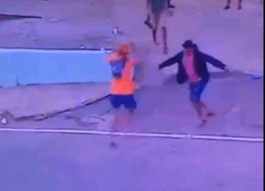 Vídeo mostra momento em que homem é morto a facadas em Coari