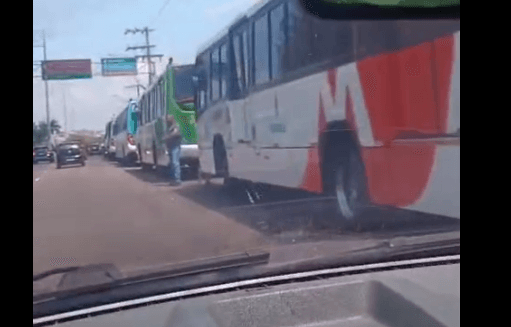 Passageiros são surpreendidos com greve de ônibus em Manaus; vídeo