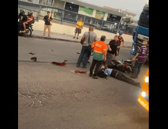 Motociclista morre ao ser atingido por carreta em Manaus; vídeo